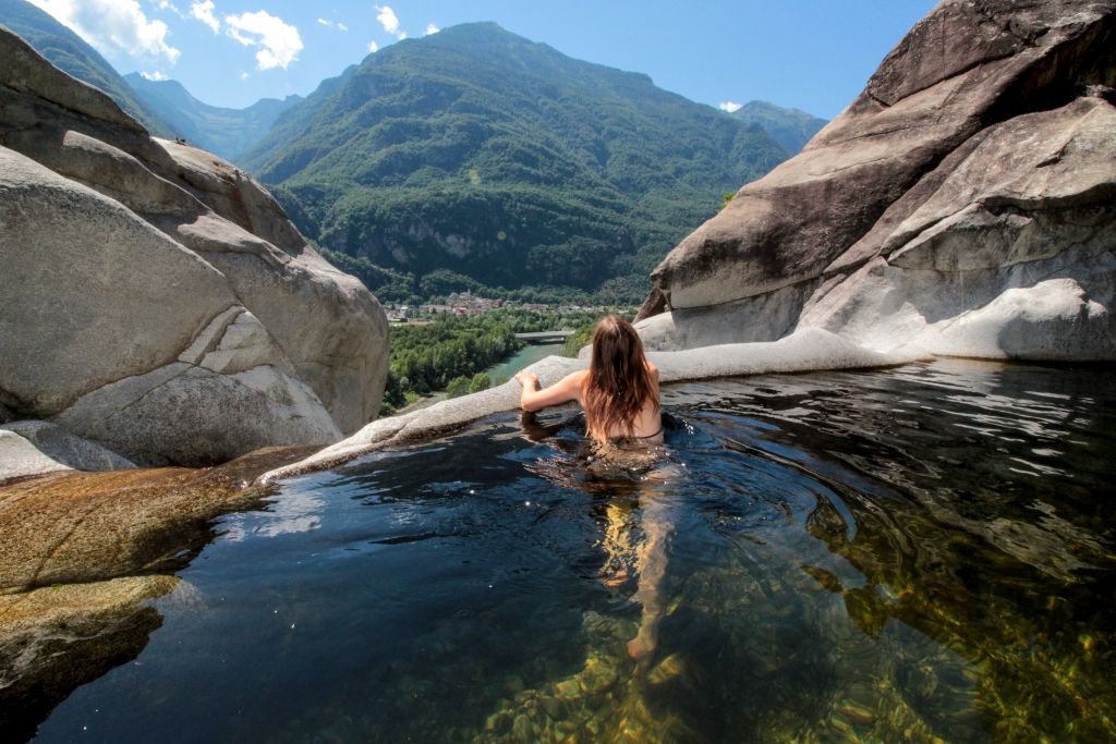 Die schönsten Badeplätze an Seen, Flüssen, und Wasserfällen im Tessin