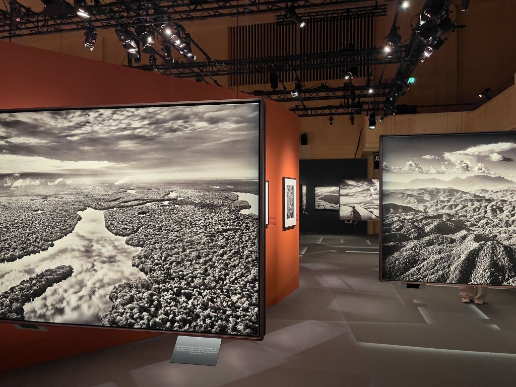 Einblick in die sehr empfehlenswerte Salgado-Ausstellung in der Maat-Halle in Zürich-West. Foto: © Werner Mäder, Uetikon 
