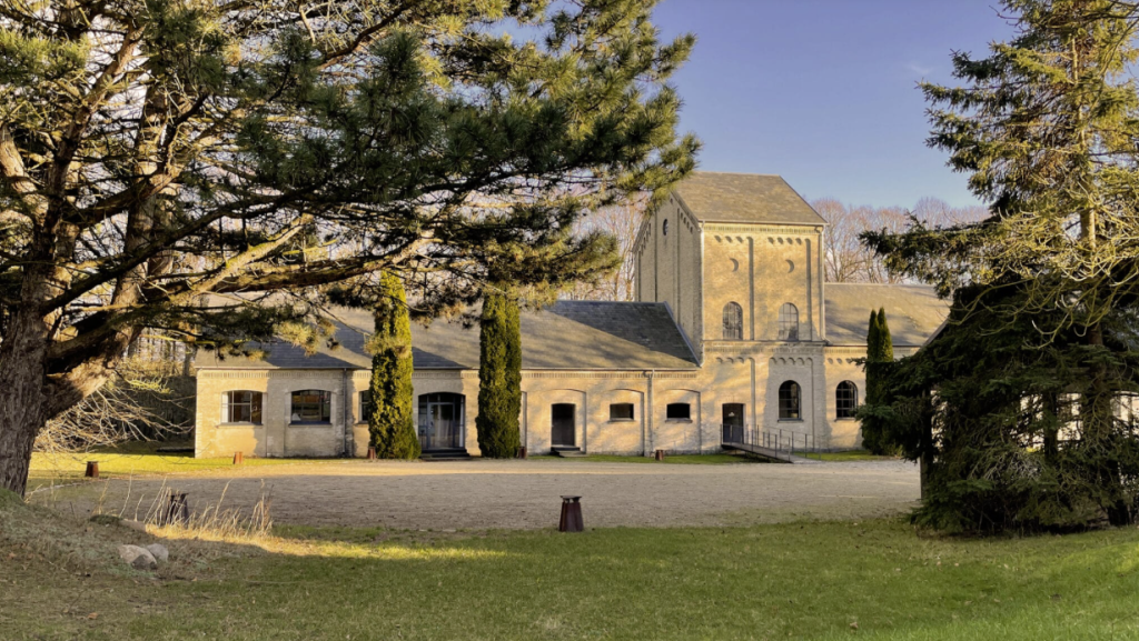 Über dieses besondere Gebäude in Dänemark schreibt "Urlaubsarchitektur": "Die 1884 erbaute Saftstationen im Westen der Insel Møn gehört zu den letzten Industriedenkmälern ihrer Art. Wo einst Zuckerrüben zu süßem Saft verarbeitet wurden, kann man heute seine Ferien verbringen, Feste feiern und Kultur erleben.Am Rande des Dorfes Damme, nicht weit von der Küste und den Stränden entfernt, liegt inmitten eines parkähnlichen Gartens die imposante Anlage aus hellem Klinker, die sich aus zwei Verwaltungsgebäuden, Fragmenten der einstigen Rübenkammern sowie der Abladerampe zusammensetzt. Als die Zuckerproduktion auf Møn florierte, wurden drei Zuckerrübenwerke auf der Insel erbaut, um den Lieferweg für die Bauern zu verkürzen. Das Gebäude in Damme ist heute das einzig erhaltene. 2019 wurde die Saftstationen ganzheitlich von ihren Besitzern restauriert – mit dem Vorsatz, seine typischen Details zu bewahren."