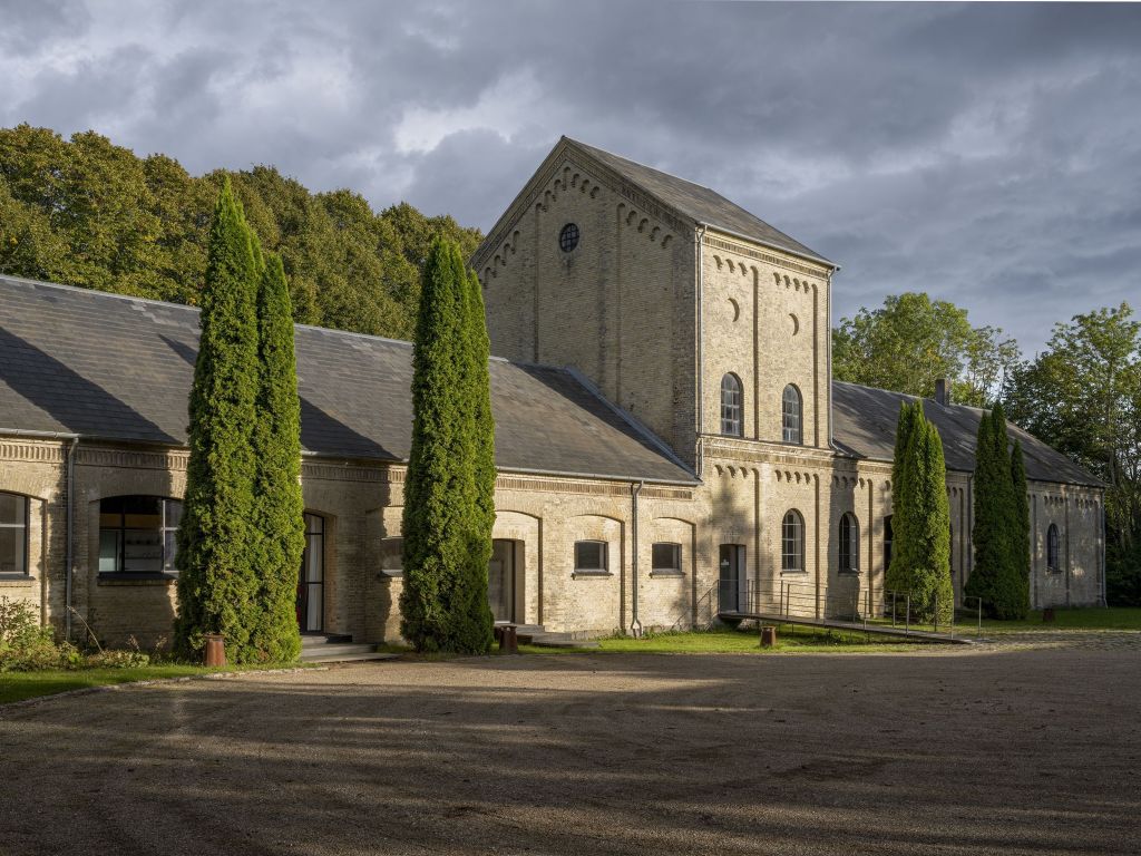 Über dieses besondere Gebäude in Dänemark schreibt "Urlaubsarchitektur": "Die 1884 erbaute Saftstationen im Westen der Insel Møn gehört zu den letzten Industriedenkmälern ihrer Art. Wo einst Zuckerrüben zu süßem Saft verarbeitet wurden, kann man heute seine Ferien verbringen, Feste feiern und Kultur erleben.Am Rande des Dorfes Damme, nicht weit von der Küste und den Stränden entfernt, liegt inmitten eines parkähnlichen Gartens die imposante Anlage aus hellem Klinker, die sich aus zwei Verwaltungsgebäuden, Fragmenten der einstigen Rübenkammern sowie der Abladerampe zusammensetzt. Als die Zuckerproduktion auf Møn florierte, wurden drei Zuckerrübenwerke auf der Insel erbaut, um den Lieferweg für die Bauern zu verkürzen. Das Gebäude in Damme ist heute das einzig erhaltene. 2019 wurde die Saftstationen ganzheitlich von ihren Besitzern restauriert – mit dem Vorsatz, seine typischen Details zu bewahren." Foto: Peter Bysted