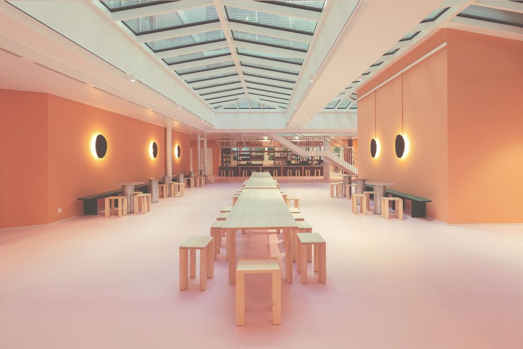 Das Designstudio Kueng Caputo hat ein Bürogebäude in Winterthur in ein farbgewaltiges Schulhausverwandelt, das die Lernenden ins Zentrum stellt. Dafür wird es prämiert mit dem Hasen in Gold. Bild: Pressefoto Hochparterre